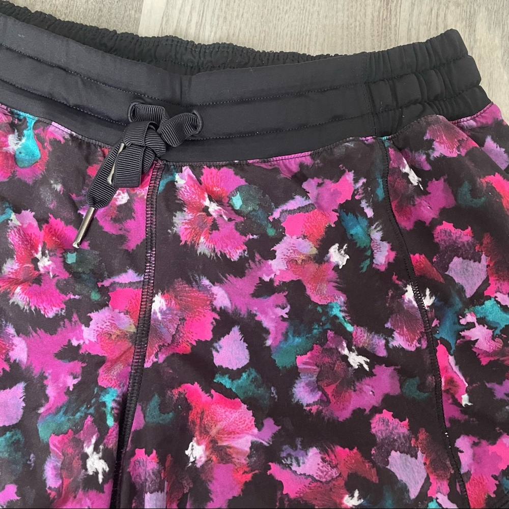 Lululemon Hotty Hot Shorts - Picture 2 of 4